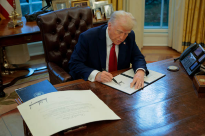 Federal workers struggle with chaos and unprepared workplaces after Trump’s return-to-office order, highlighting challenges like lack of desks, internet outages, and infestations.